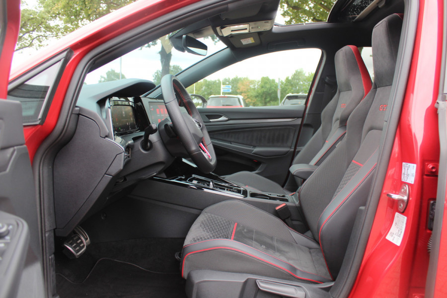 Volkswagen Golf 2.0 TSI GTI / Akrapovic / Nurburgring Modus / Panoramadak / Camera / Head-up / Matrix LED / 19'' / Keyless / Harman Kardon / Dodehoek / Stuur+Stoelverwarming / DAB / ACC