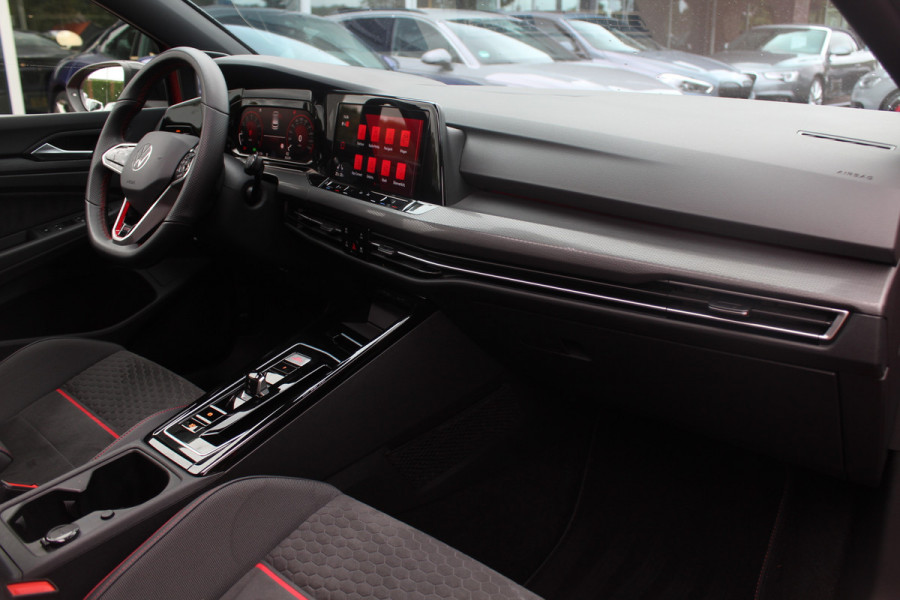 Volkswagen Golf 2.0 TSI GTI / Akrapovic / Nurburgring Modus / Panoramadak / Camera / Head-up / Matrix LED / 19'' / Keyless / Harman Kardon / Dodehoek / Stuur+Stoelverwarming / DAB / ACC