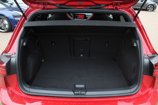 Volkswagen Golf 2.0 TSI GTI / Akrapovic / Nurburgring Modus / Panoramadak / Camera / Head-up / Matrix LED / 19'' / Keyless / Harman Kardon / Dodehoek / Stuur+Stoelverwarming / DAB / ACC