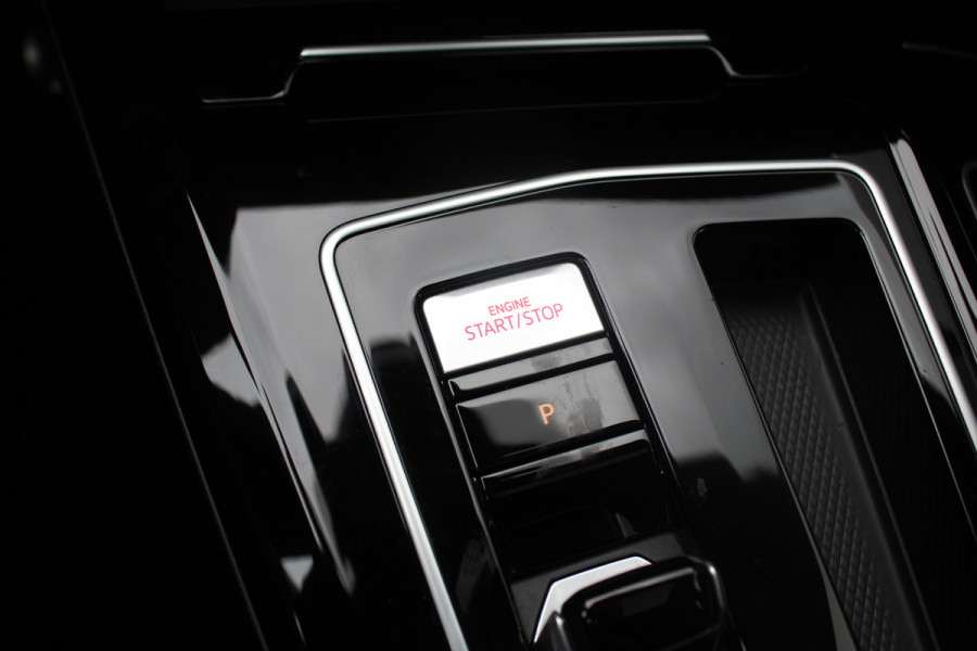 Volkswagen Golf 2.0 TSI GTI / Akrapovic / Nurburgring Modus / Panoramadak / Camera / Head-up / Matrix LED / 19'' / Keyless / Harman Kardon / Dodehoek / Stuur+Stoelverwarming / DAB / ACC