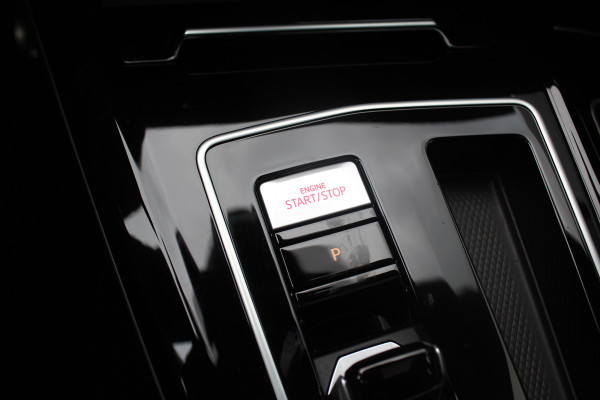 Volkswagen Golf 2.0 TSI GTI / Akrapovic / Nurburgring Modus / Panoramadak / Camera / Head-up / Matrix LED / 19'' / Keyless / Harman Kardon / Dodehoek / Stuur+Stoelverwarming / DAB / ACC