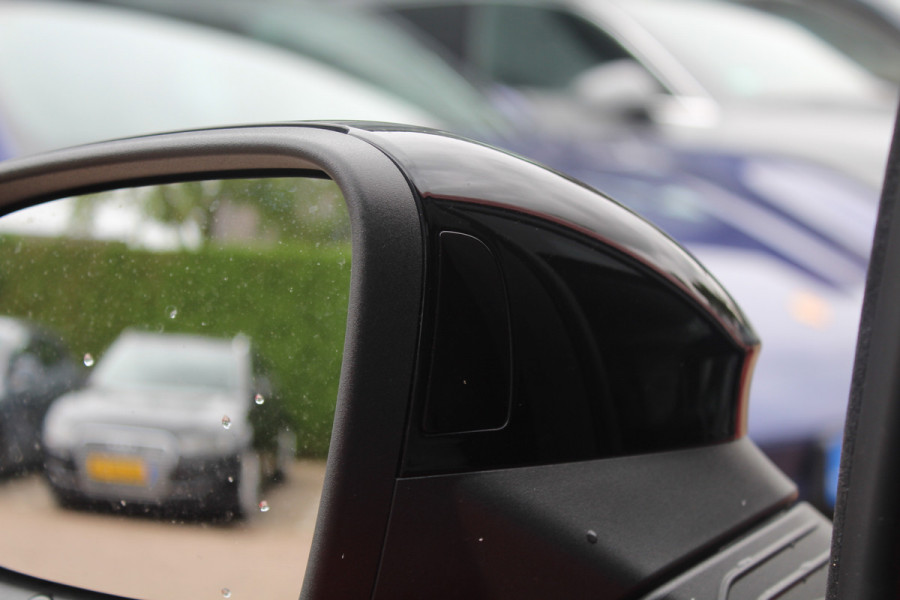 Volkswagen Golf 2.0 TSI GTI / Akrapovic / Nurburgring Modus / Panoramadak / Camera / Head-up / Matrix LED / 19'' / Keyless / Harman Kardon / Dodehoek / Stuur+Stoelverwarming / DAB / ACC