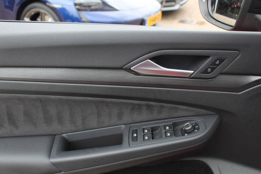 Volkswagen Golf 2.0 TSI GTI / Akrapovic / Nurburgring Modus / Panoramadak / Camera / Head-up / Matrix LED / 19'' / Keyless / Harman Kardon / Dodehoek / Stuur+Stoelverwarming / DAB / ACC
