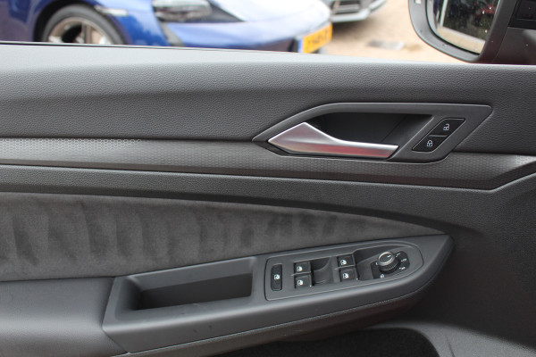 Volkswagen Golf 2.0 TSI GTI / Akrapovic / Nurburgring Modus / Panoramadak / Camera / Head-up / Matrix LED / 19'' / Keyless / Harman Kardon / Dodehoek / Stuur+Stoelverwarming / DAB / ACC