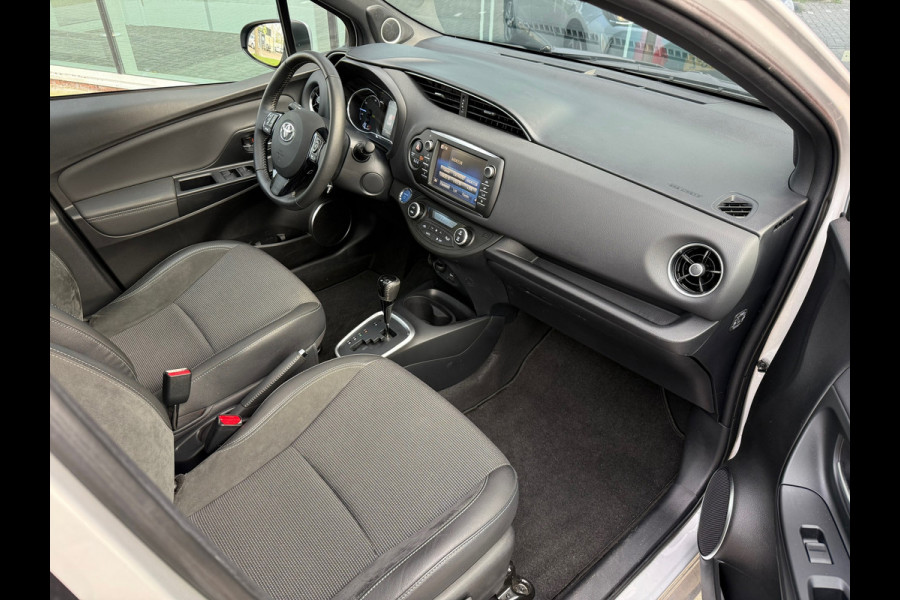 Toyota Yaris 1.5 Hybrid Premium - Automaat - Navi - Camera - Climate - Org.NL