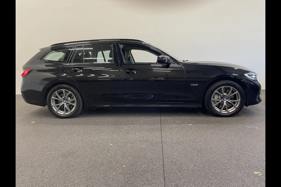 BMW 3 Serie Touring 330e Touring SportLine PHEV 292 PK AUT Navi Carplay Camera Achter PDC V+A Winterpack Sport Stoelen Active Protection Ambiance Licht
