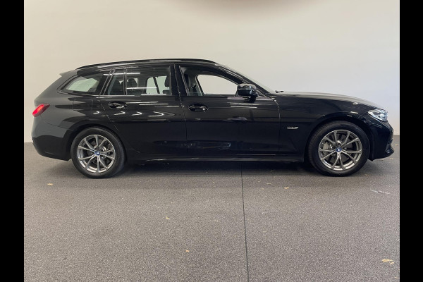 BMW 3 Serie Touring 330e Touring SportLine PHEV 292 PK AUT Navi Carplay Camera Achter PDC V+A Winterpack Sport Stoelen Active Protection Ambiance Licht
