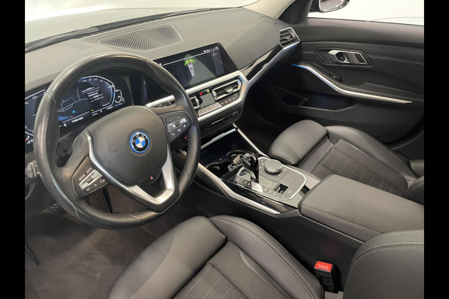 BMW 3 Serie Touring 330e Touring SportLine PHEV 292 PK AUT Navi Carplay Camera Achter PDC V+A Winterpack Sport Stoelen Active Protection Ambiance Licht