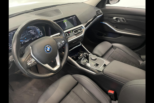 BMW 3 Serie Touring 330e Touring SportLine PHEV 292 PK AUT Navi Carplay Camera Achter PDC V+A Winterpack Sport Stoelen Active Protection Ambiance Licht