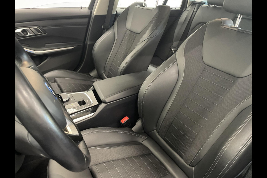 BMW 3 Serie Touring 330e Touring SportLine PHEV 292 PK AUT Navi Carplay Camera Achter PDC V+A Winterpack Sport Stoelen Active Protection Ambiance Licht