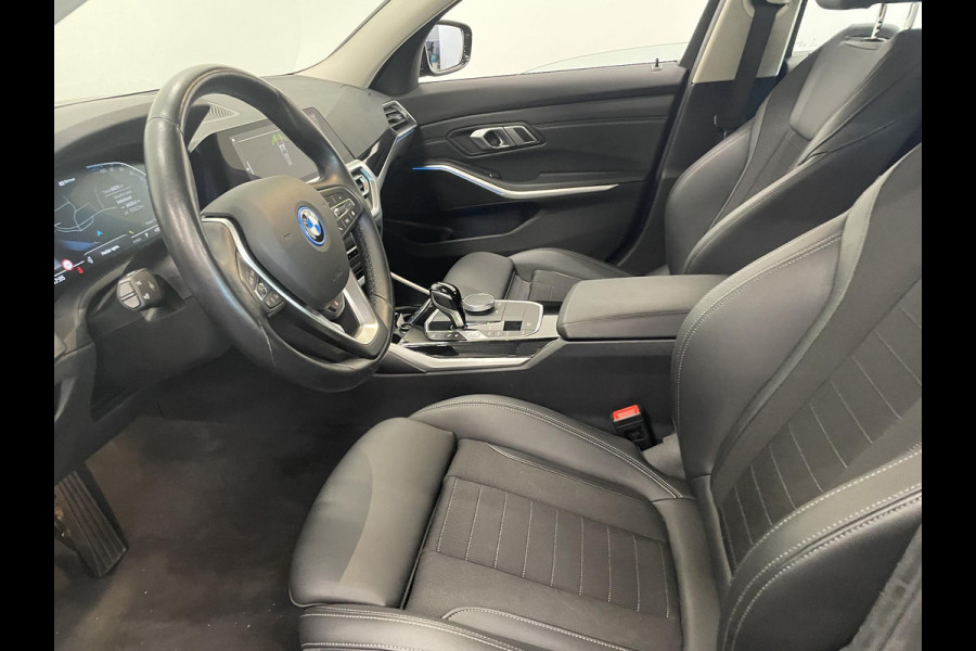 BMW 3 Serie Touring 330e Touring SportLine PHEV 292 PK AUT Navi Carplay Camera Achter PDC V+A Winterpack Sport Stoelen Active Protection Ambiance Licht