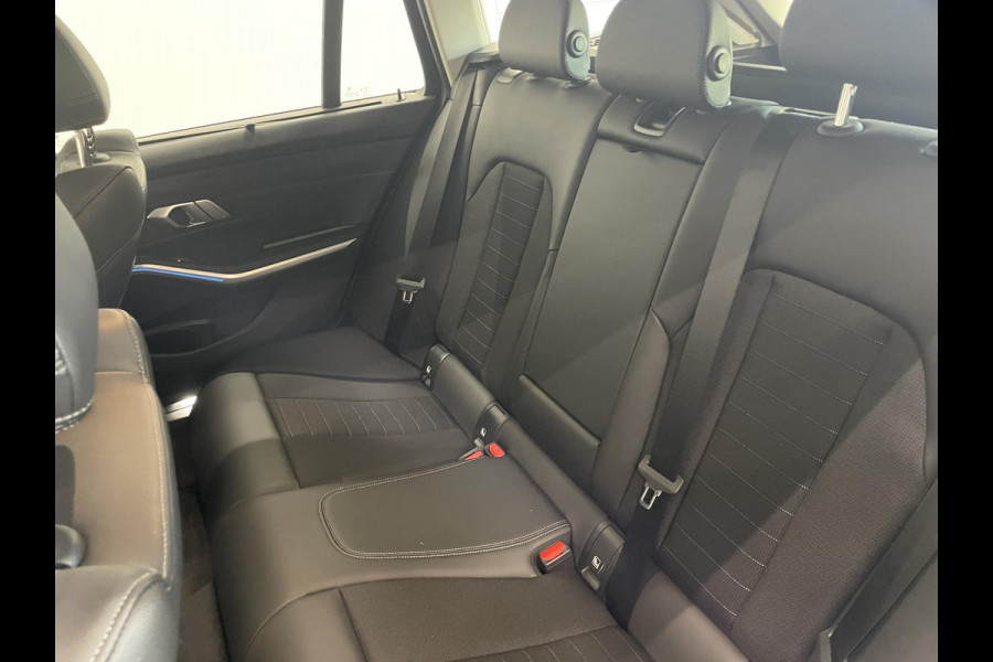 BMW 3 Serie Touring 330e Touring SportLine PHEV 292 PK AUT Navi Carplay Camera Achter PDC V+A Winterpack Sport Stoelen Active Protection Ambiance Licht