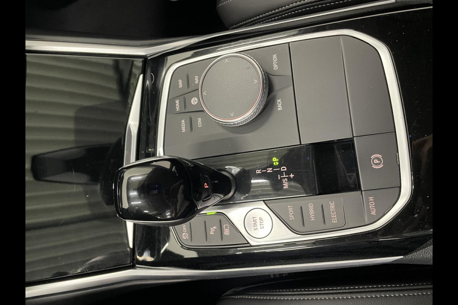 BMW 3 Serie Touring 330e Touring SportLine PHEV 292 PK AUT Navi Carplay Camera Achter PDC V+A Winterpack Sport Stoelen Active Protection Ambiance Licht