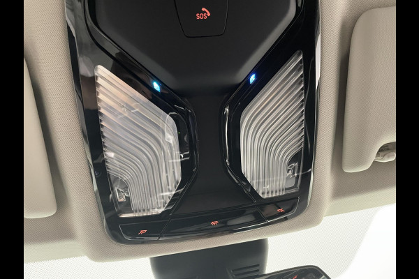 BMW 3 Serie Touring 330e Touring SportLine PHEV 292 PK AUT Navi Carplay Camera Achter PDC V+A Winterpack Sport Stoelen Active Protection Ambiance Licht