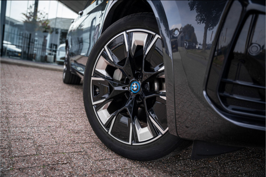 BMW iX3 High Executive 80 kWh ** Panodak ** Trekhaak ** 20inch **