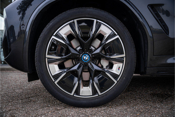 BMW iX3 High Executive 80 kWh ** Panodak ** Trekhaak ** 20inch **