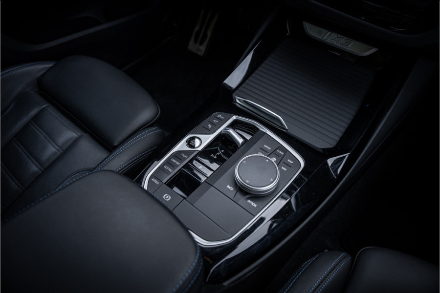BMW iX3 High Executive 80 kWh ** Panodak ** Trekhaak ** 20inch **