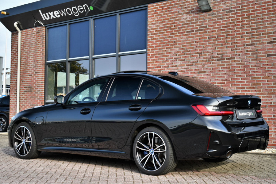 BMW 3-serie 330e xDrive M-Sport Pro Pano M-zetels ACC HUD 19inch El-klep