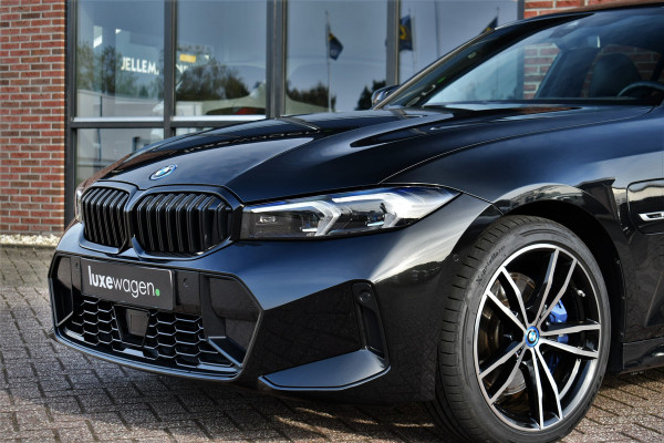 BMW 3-serie 330e xDrive M-Sport Pro Pano M-zetels ACC HUD 19inch El-klep