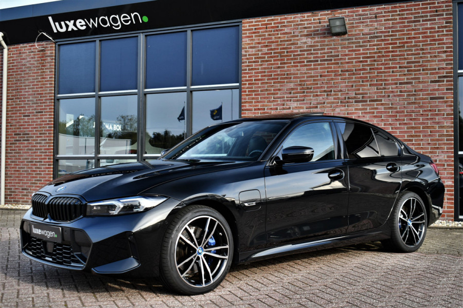 BMW 3-serie 330e xDrive M-Sport Pro Pano M-zetels ACC HUD 19inch El-klep