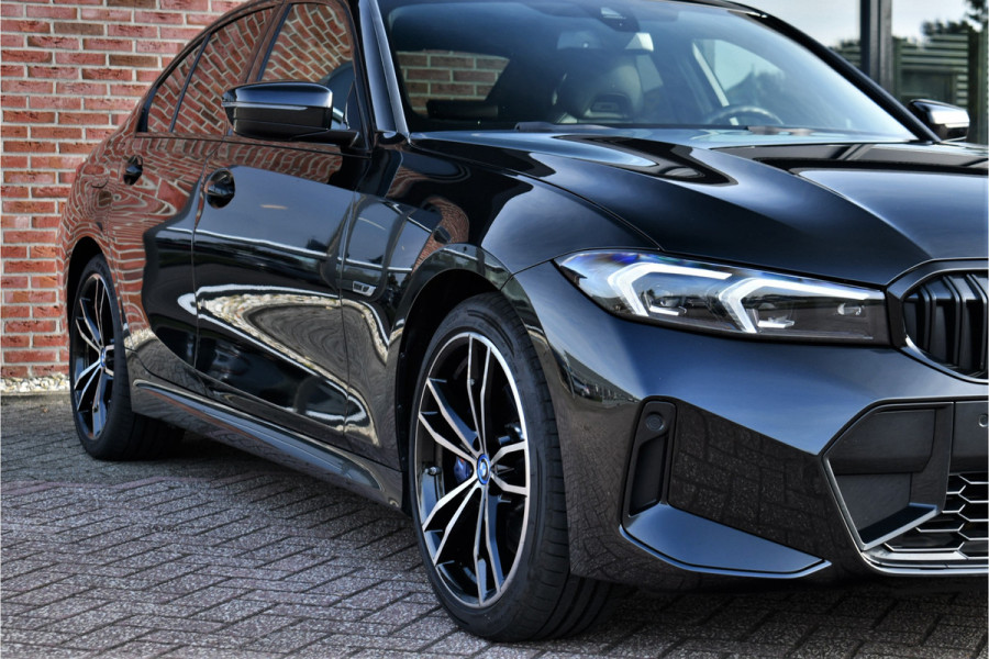 BMW 3-serie 330e xDrive M-Sport Pro Pano M-zetels ACC HUD 19inch El-klep