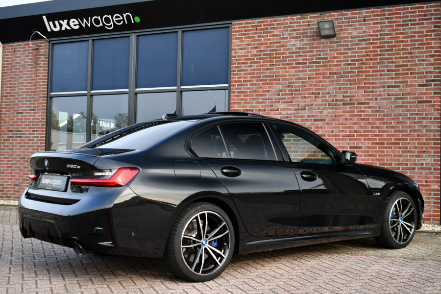 BMW 3-serie 330e xDrive M-Sport Pro Pano M-zetels ACC HUD 19inch El-klep