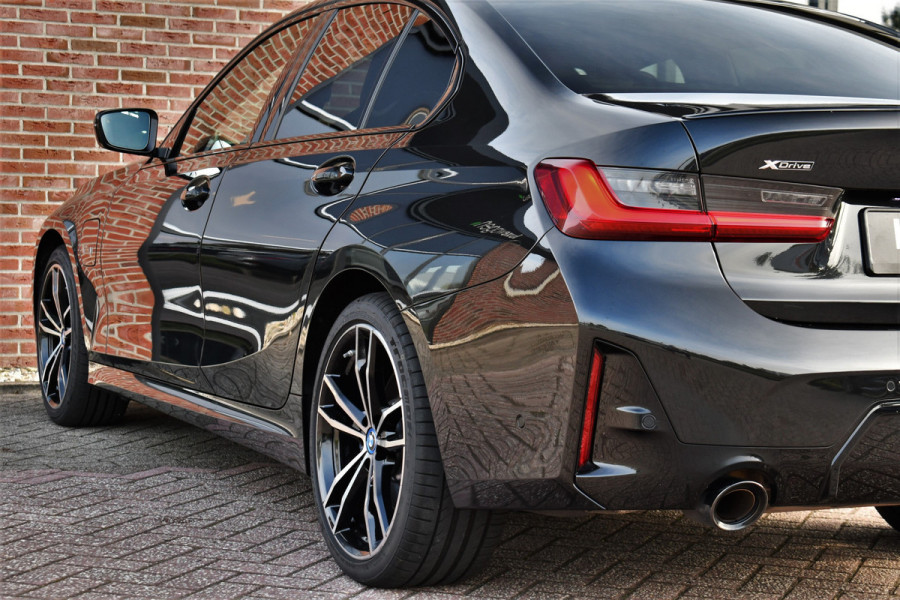 BMW 3-serie 330e xDrive M-Sport Pro Pano M-zetels ACC HUD 19inch El-klep