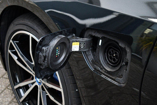 BMW 3-serie 330e xDrive M-Sport Pro Pano M-zetels ACC HUD 19inch El-klep