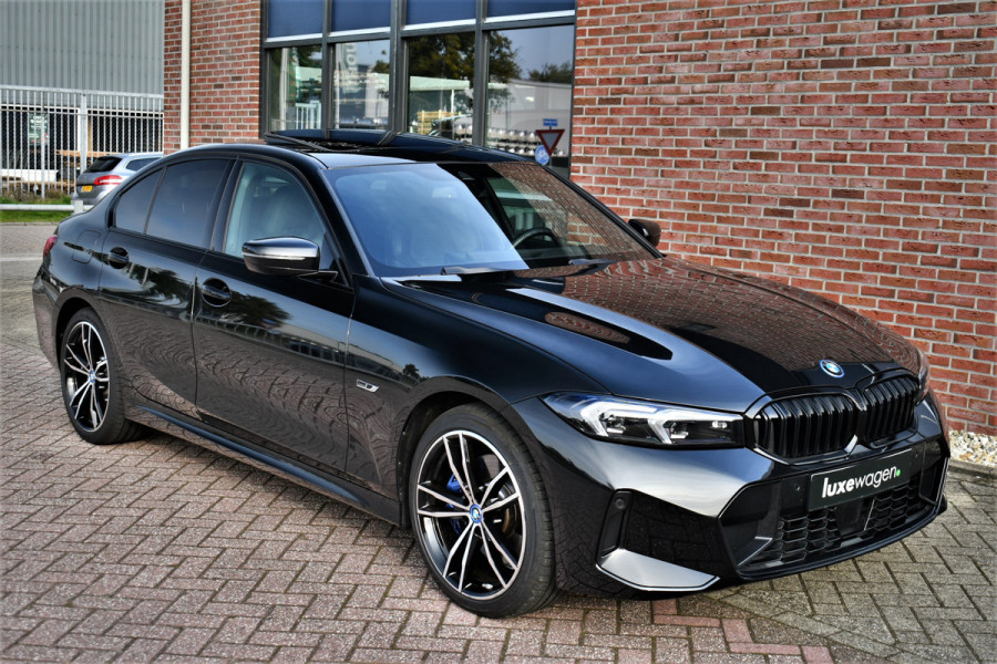 BMW 3-serie 330e xDrive M-Sport Pro Pano M-zetels ACC HUD 19inch El-klep