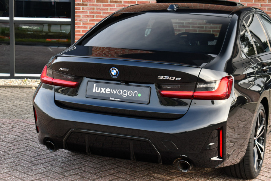 BMW 3-serie 330e xDrive M-Sport Pro Pano M-zetels ACC HUD 19inch El-klep