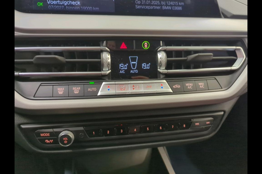 BMW 1-serie 116d Business Ed. | Navi | Live Cockpit | Led |