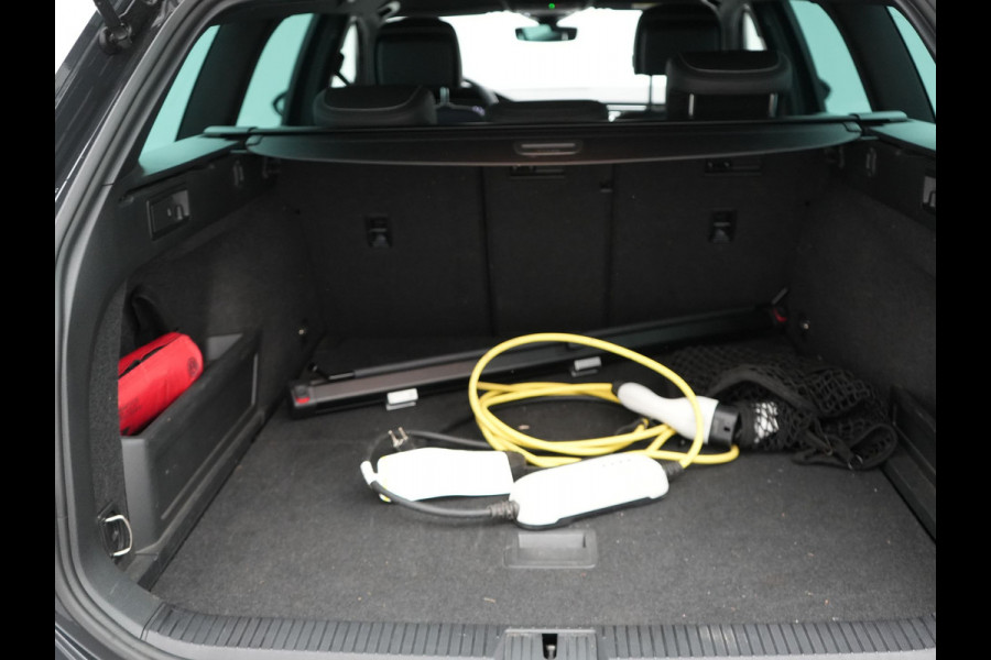 Volkswagen Passat Variant 1.4 TSI PHEV GTE Business Plug In Hybrid 218pk PHEV | Trekhaak Af Fabriek | Adaptive Cruise | Alcantara Sportstoelen Massage & Verwarmd | Camera | Apple Carplay | Stuur Verwarmd | Virtual | Navigatie | DAB |
