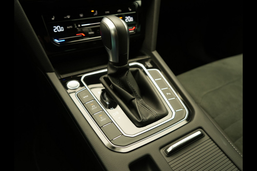 Volkswagen Passat Variant 1.4 TSI PHEV GTE Business Plug In Hybrid 218pk PHEV | Trekhaak Af Fabriek | Adaptive Cruise | Alcantara Sportstoelen Massage & Verwarmd | Camera | Apple Carplay | Stuur Verwarmd | Virtual | Navigatie | DAB |