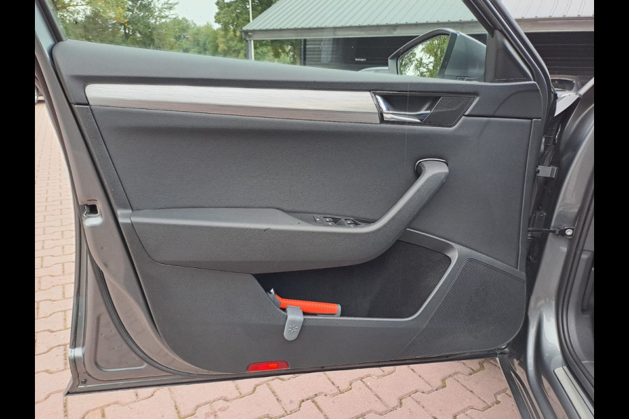 Škoda Superb Combi 1.5 TSI ACT Business Edition | Automaat | LED | Trekhaak | Stoelverwarming | Cruise | All-seasons | PDC |