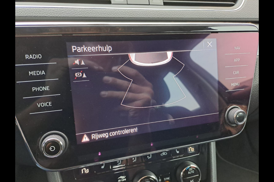 Škoda Superb Combi 1.5 TSI ACT Business Edition | Automaat | LED | Trekhaak | Stoelverwarming | Cruise | All-seasons | PDC |