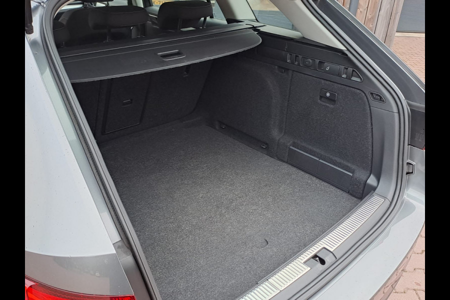 Škoda Superb Combi 1.5 TSI ACT Business Edition | Automaat | LED | Trekhaak | Stoelverwarming | Cruise | All-seasons | PDC |
