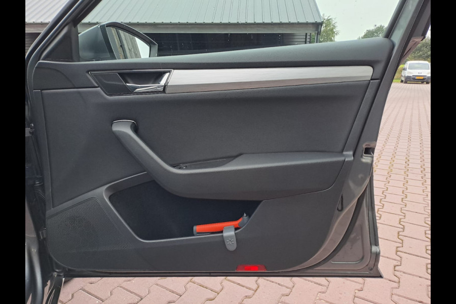 Škoda Superb Combi 1.5 TSI ACT Business Edition | Automaat | LED | Trekhaak | Stoelverwarming | Cruise | All-seasons | PDC |