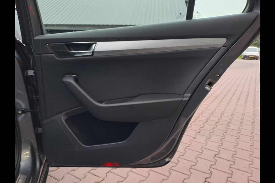 Škoda Superb Combi 1.5 TSI ACT Business Edition | Automaat | LED | Trekhaak | Stoelverwarming | Cruise | All-seasons | PDC |