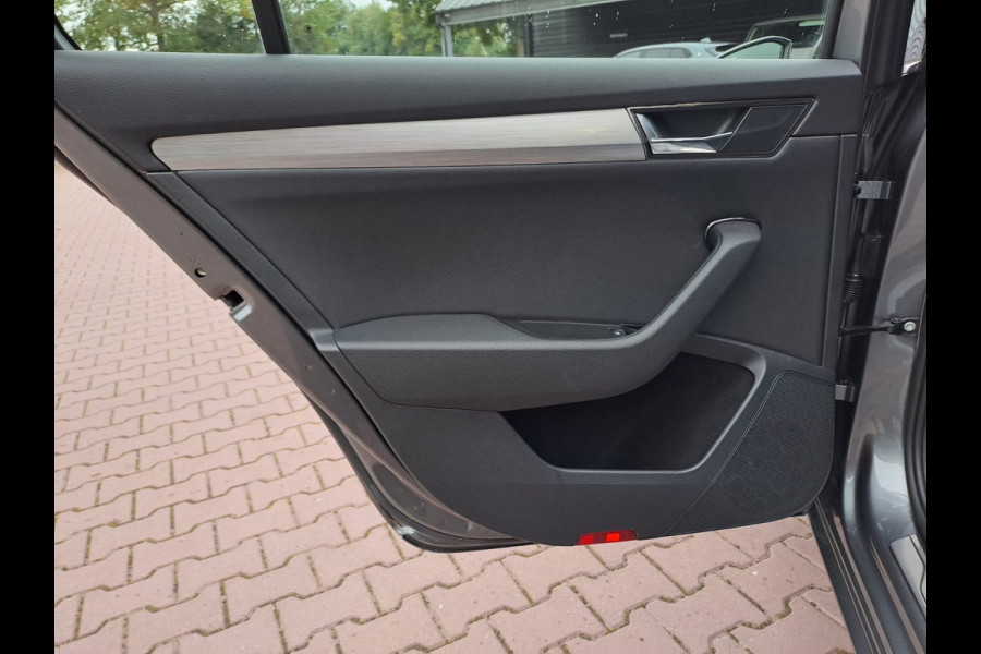Škoda Superb Combi 1.5 TSI ACT Business Edition | Automaat | LED | Trekhaak | Stoelverwarming | Cruise | All-seasons | PDC |