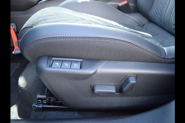 Peugeot 2008 1.2 Hybrid 136 GT | Stoelverwarming | Parkeersensoren + camera V + A | Navigatie | Massage stoelen