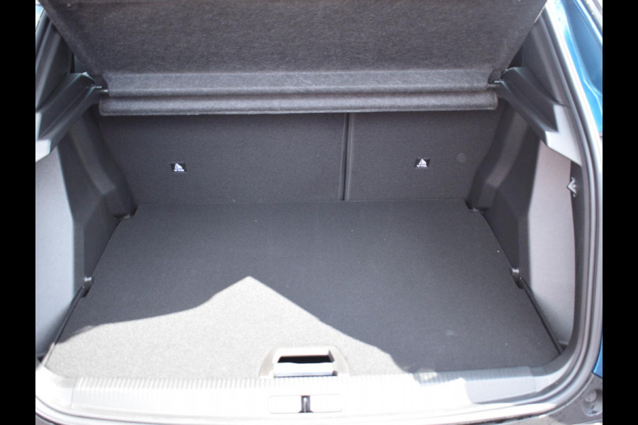 Peugeot 2008 1.2 Hybrid 136 GT | Stoelverwarming | Parkeersensoren + camera V + A | Navigatie | Massage stoelen