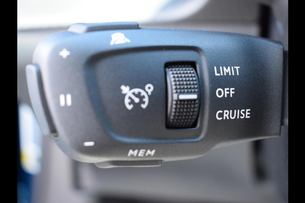 Peugeot 2008 1.2 Hybrid 136 GT | Stoelverwarming | Parkeersensoren + camera V + A | Navigatie | Massage stoelen