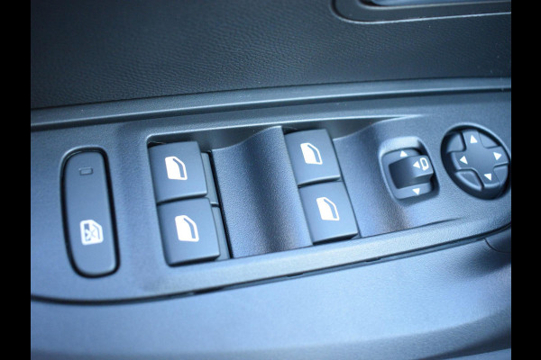 Peugeot 2008 1.2 Hybrid 136 GT | Stoelverwarming | Parkeersensoren + camera V + A | Navigatie | Massage stoelen