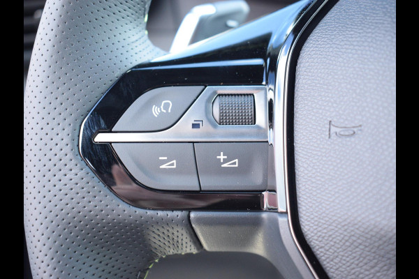 Peugeot 2008 1.2 Hybrid 136 GT | Stoelverwarming | Parkeersensoren + camera V + A | Navigatie | Massage stoelen