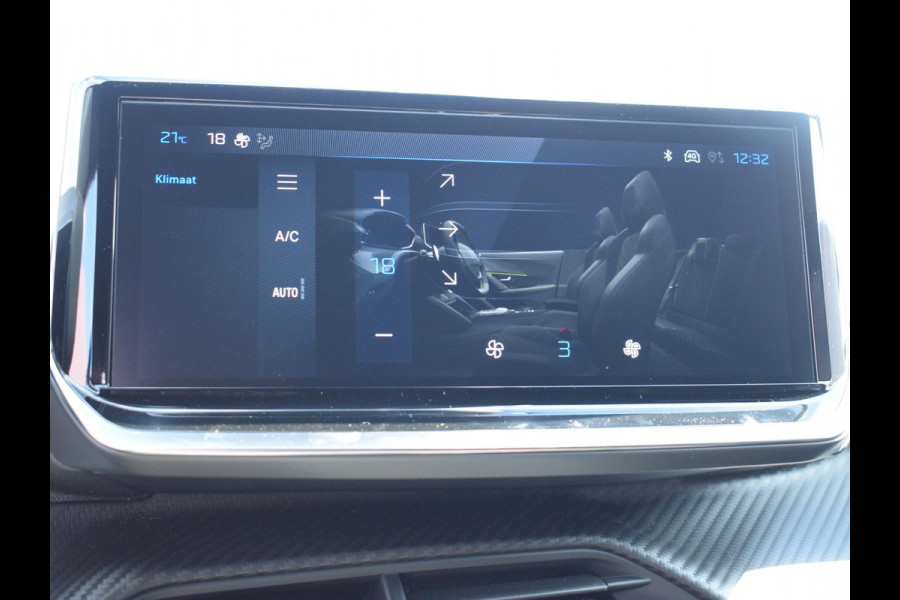 Peugeot 2008 1.2 Hybrid 136 GT | Stoelverwarming | Parkeersensoren + camera V + A | Navigatie | Massage stoelen
