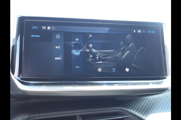Peugeot 2008 1.2 Hybrid 136 GT | Stoelverwarming | Parkeersensoren + camera V + A | Navigatie | Massage stoelen