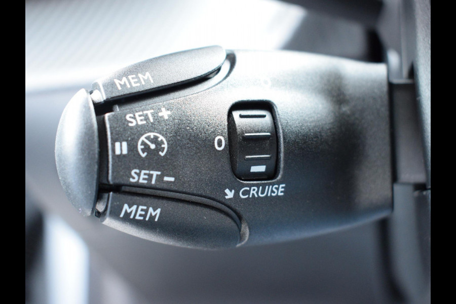 Peugeot e-208 EV GT Avantage 51 kWh NAVI + CARPLAY | ACHTERUITRIJCAMERA MET SENSOREN | E.C.C. | UIT VOORRAAD LEVERBAAR