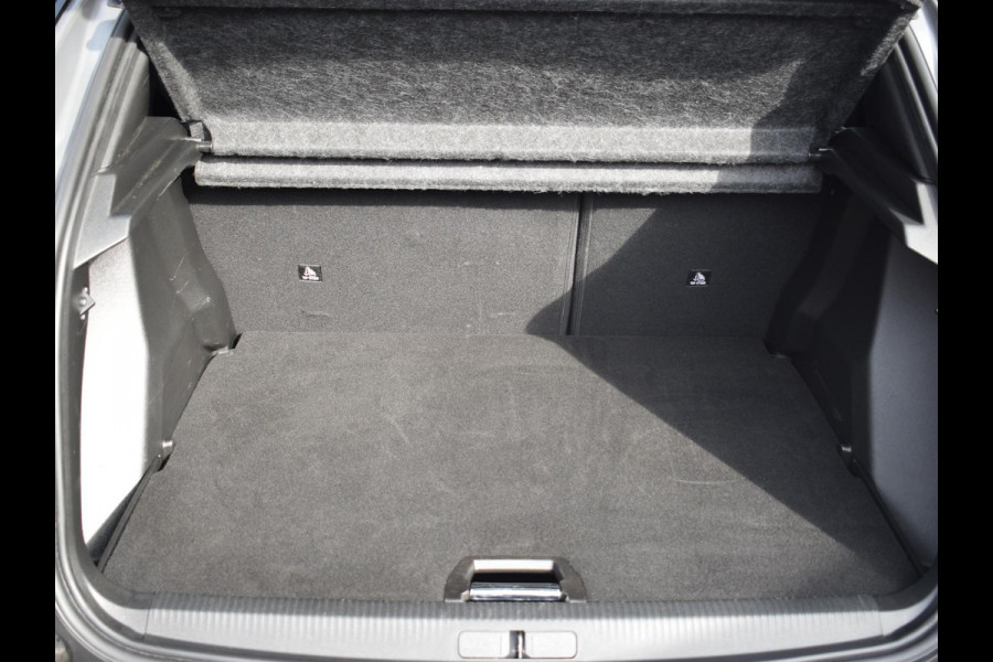 Peugeot 2008 1.2 Hybrid 136 GT ADAPTIVE CRUISECONTROL | NAVI & CARPLAY | ACHTERUITRIJCAMERA + SENSOREN | E.C.C. |