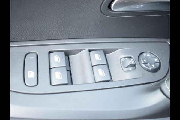 Peugeot 2008 1.2 Hybrid 136 GT ADAPTIVE CRUISECONTROL | NAVI & CARPLAY | ACHTERUITRIJCAMERA + SENSOREN | E.C.C. |