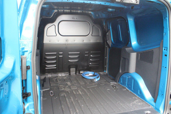 Ford E-Transit Courier Limited 44 kWh 136pk | Ford Voorraad | Trekhaak | Driver Assistance Pack met Navigatie | Led laadruimte verlichting | Laadvloerbescherming Rubber